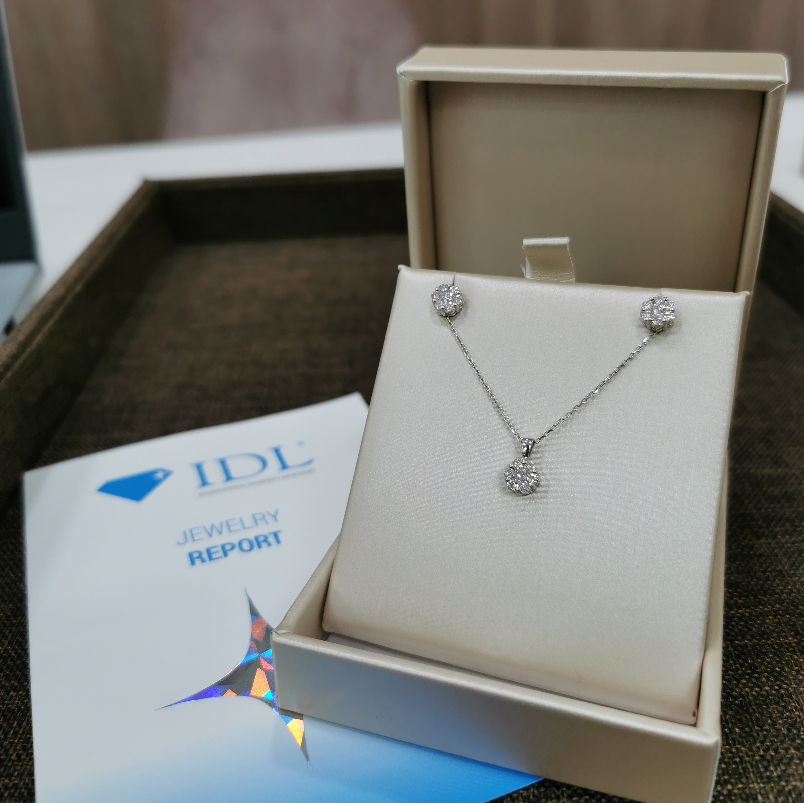 Комплект колие и обеци с диаманти 0.69 карата